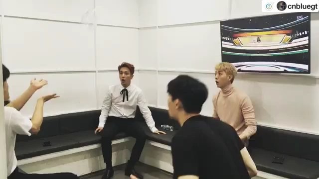 [新闻]180523 正信回忆四人爆笑时光 原来在后台你们这样玩！
