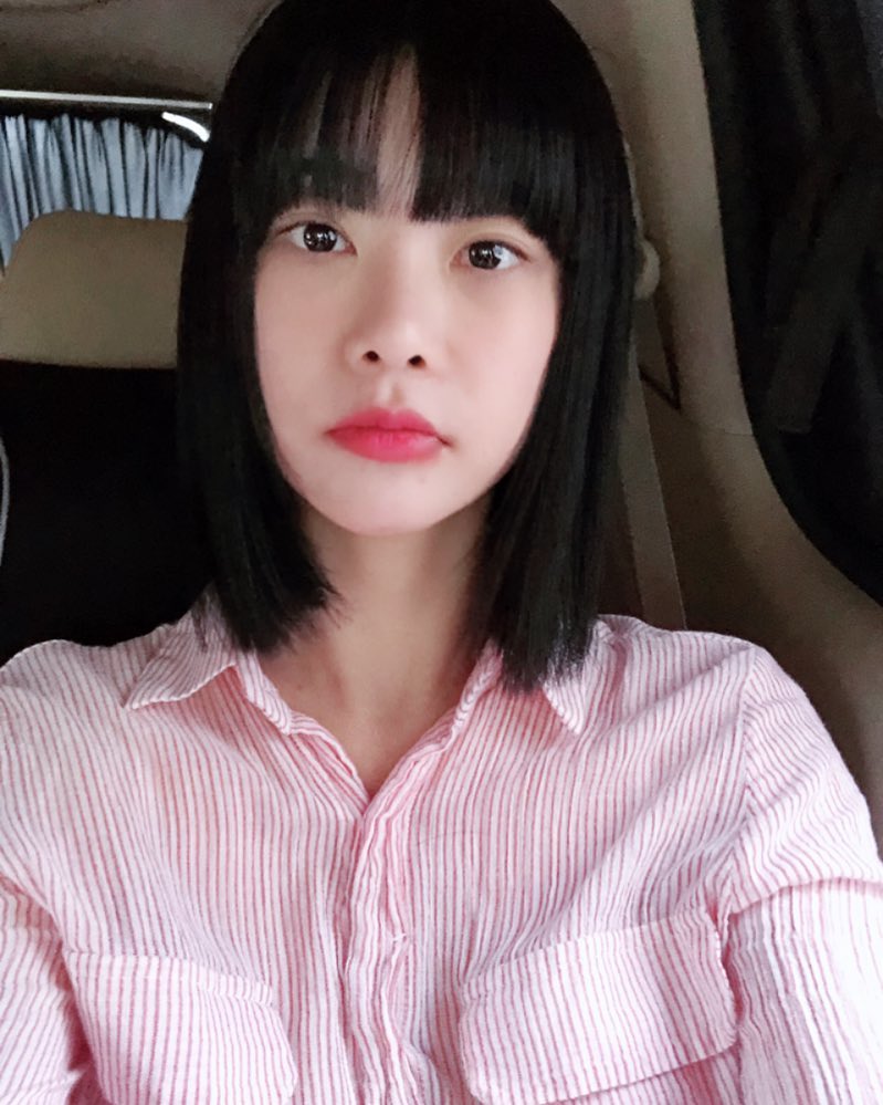 [分享]180526 仿佛看到了剪刘海剪失败的自己 素珍新发型竟让人粉丝认不出来？