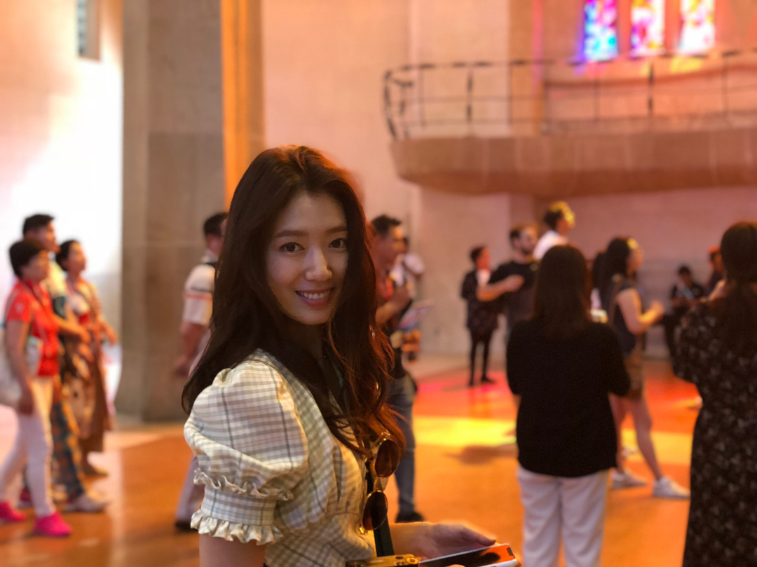 [新闻]180619 西班牙的异域风情美 难道是新剧的造型之一？