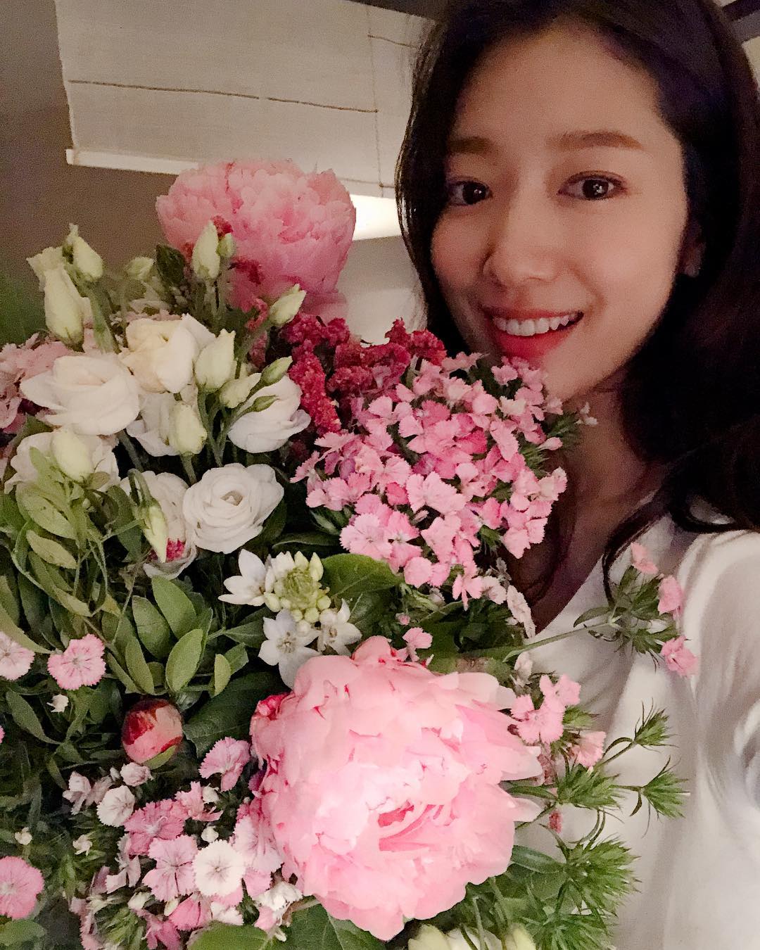 [新闻]180621 人比花娇朴信惠 收到鲜花后满脸幸福气息