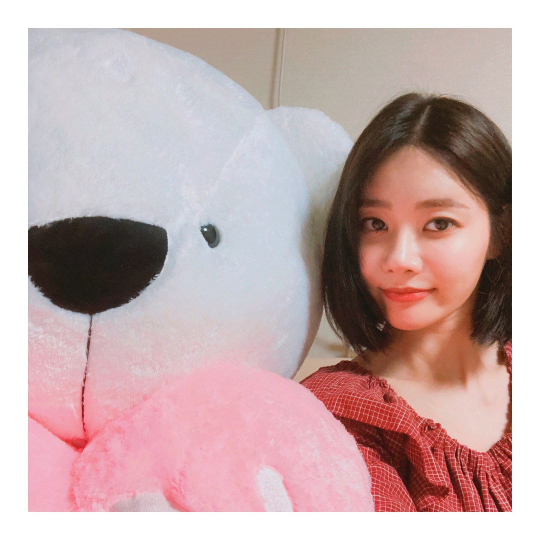 [新闻]180702 酉奈收到了大玩偶熊礼物 INS上传认证照并表达谢意
