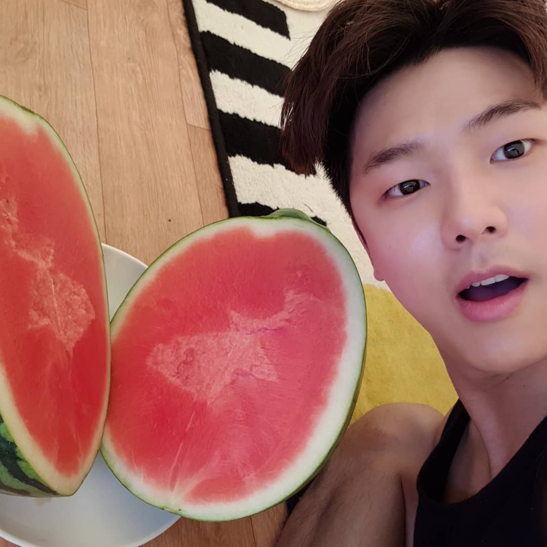 [新闻]180724 夏天和西瓜更配 但还是敏赫最清爽！