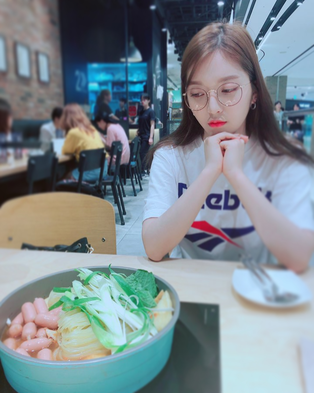 [新闻]180725 小馋猫金澯美上线啦 眼巴巴盯着未熟的年糕