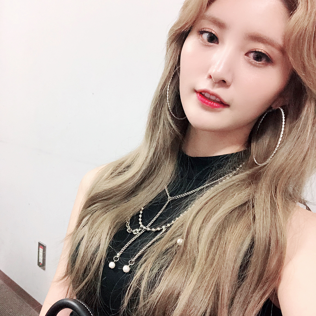 [分享]180830 女神正正晒自拍照 嘟嘴绝对犯规