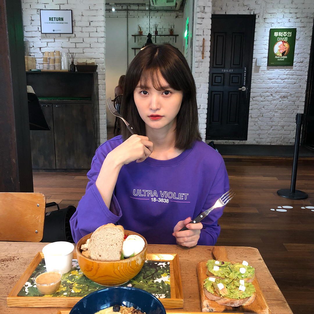 [分享]180906 正花用餐中 比起美食美貌更诱人