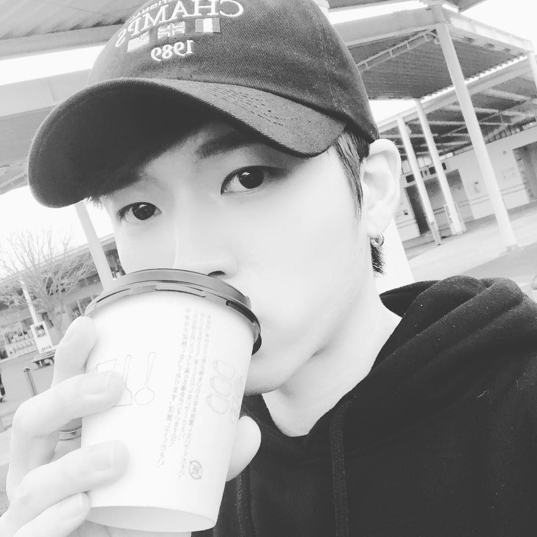 [新闻]181126 变成优贤手中的咖啡 黑白也帅气 
