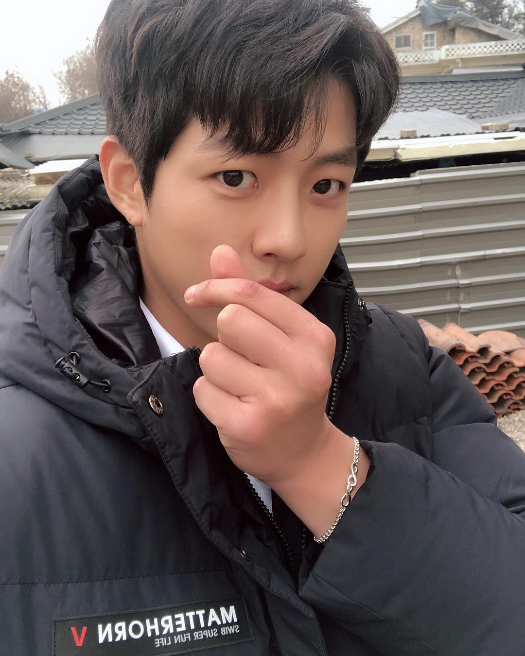 [新闻]181127 男亲成烈送上手指哈特 暖心叮嘱霹雳不要感冒~