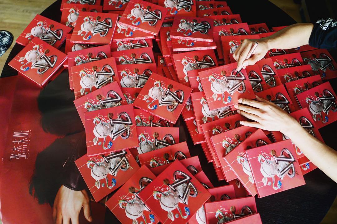 [新闻]190121 张杰更新INS：给《未·LVE》签名签了一天