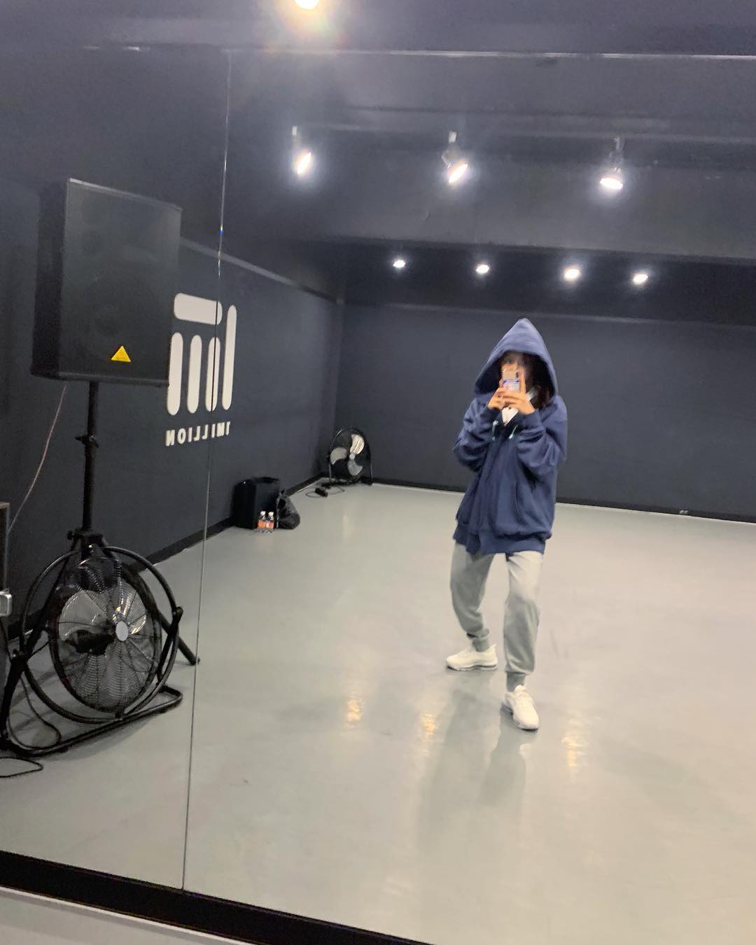 [分享]190131 “练习室自拍”...孝敏，努力工作的可爱鬼