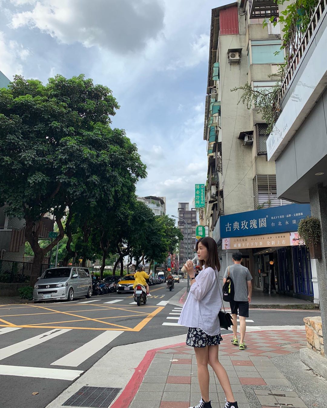 [分享]190711 Apink朴初珑展现清爽短发美貌…沉醉于奶茶魅力中