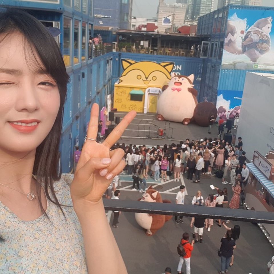[分享]190717 普美受邀出席手游首发会 与超大玩偶可爱合影