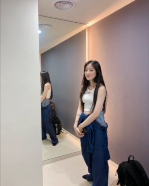[新闻]190807 舒华对着镜子努力练习，镜头是最好的证明！