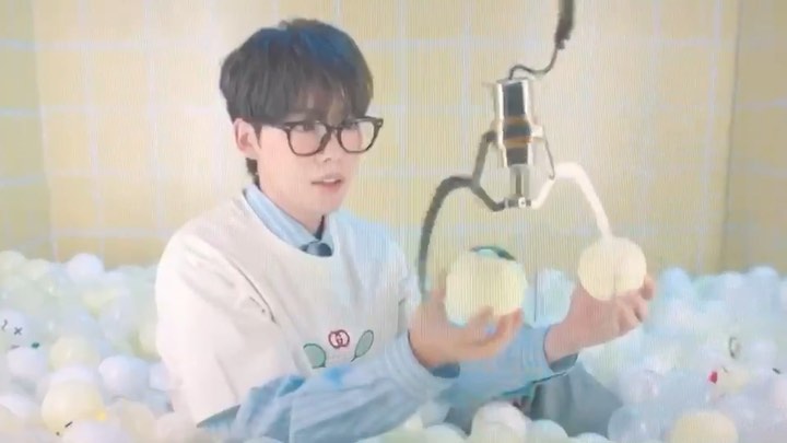 [新闻]190811 《CALL ANYTIME》MV预告公开，把黑框眼镜和MV概念消化得很好的金秦禹