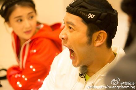 [分享]151211 黄晓明分享《全员》剧照 调侃“初老症”明显