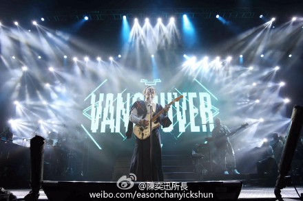 [新闻]151216 陈奕迅温哥华首开唱 华人歌迷争睹偶像挤爆签名会