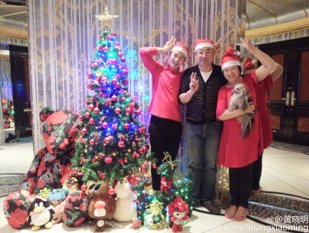 [新闻]151225 黄晓明晒与父母合照 祝福圣诞快乐