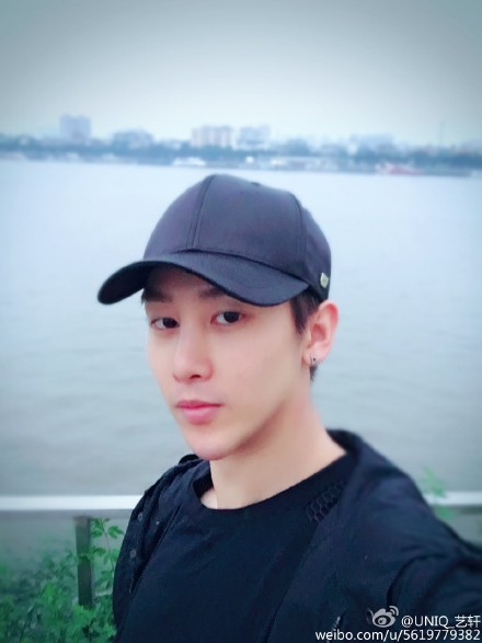 [新闻]160420 艺轩为杭州路演返回故乡 舟车劳顿只能飞机上补觉