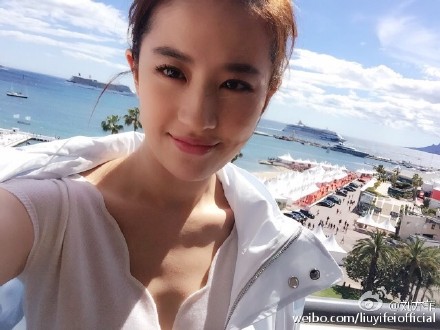 [新闻]160512 自拍水平神提升 刘亦菲你都会自拍啦？！