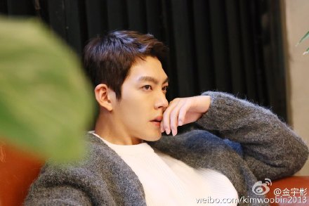 [新闻]160927 秋日暖男金宇彬的侧颜杀！为亚巡见面会积极准备中