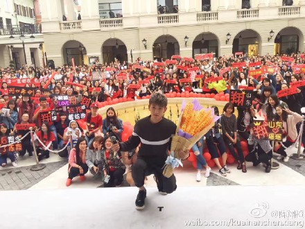 [新闻]161007 陈翔帅气亮相签售会天津站人气爆棚