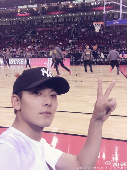 [新闻]161013 捕捉到NBA小迷弟一枚！陈翔现场看球激动无比