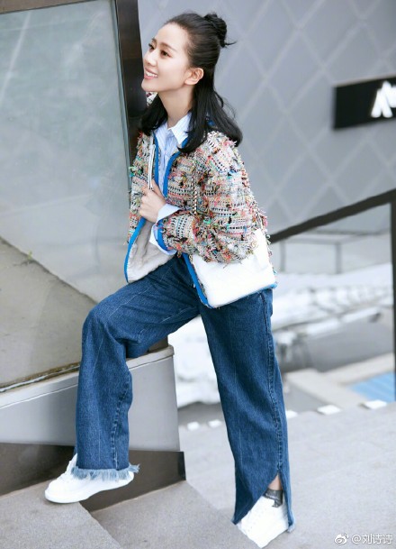 [新闻]170321 凤主回到现代出门玩耍 香奈儿手袋显清新气质