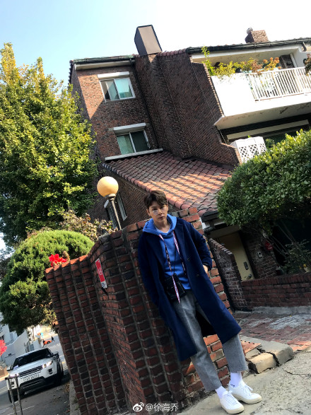 [新闻]171028 徐海乔更博送周末祝福 大长腿倚门前帅气值爆表