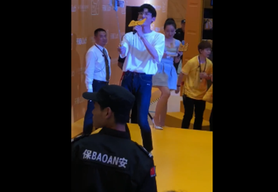 180715【白敬亭】欧舒丹活动 拿自拍杆自拍