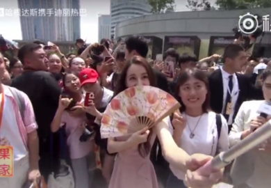 180720【迪丽热巴】哈根达斯品牌活动 迪丽热巴和粉丝合影