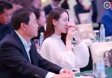 181206【迪丽热巴】公益颁奖典礼迪丽热巴喝水镜头