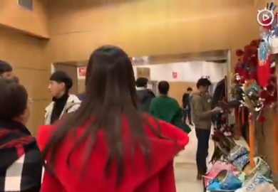 190202【迪丽热巴】央视春晚录制备播后台：边走边吃的大红帽同学