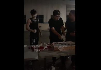 190511【白敬亭】《乒乓》杀青 导演被砸蛋糕