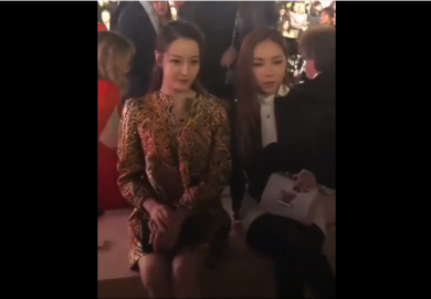 191002【迪丽热巴】巴黎时装周与邓紫棋合影