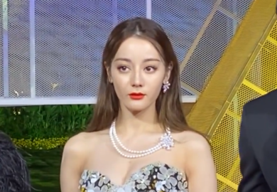 191123【迪丽热巴】热巴踏上金鸡奖红毯