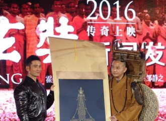 [新闻]151216 黄晓明带病亮相 现场诵《心经》秀百变
