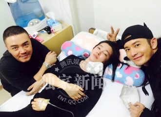 [新闻]151217 黄晓明现身医院 探望好友李冰冰