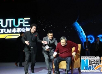 [新闻]160118 黄晓明搀扶杨振宁细心体贴 频鞠躬变“狂热粉”
