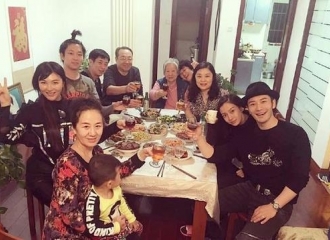 [分享]160208 黄晓明家年夜饭 baby素颜现身婆婆家(图)