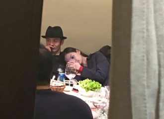 [分享]160209 虐狗！baby肩靠黄晓明 教主狂闻娇妻长发