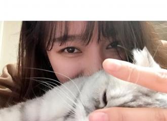 [新闻]160228 孟佳发和猫咪合照 给粉丝晚安