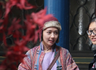 [新闻]160228 《黄飞鸿》探班 郑恺郭碧婷上演追爱路