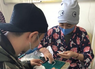[新闻]160322 黄晓明探望白血病患者 贴心制作大白玩偶