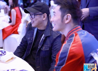 [新闻]160404 黄晓明投资人身份现身年会 与王家卫低头私语