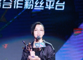 [新闻]160410 周笔畅夺音乐风云榜歌后 飞机延误便装登台