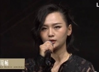 [新闻]160415 全球华语榜中榜直播ing：周笔畅获得最佳演唱会