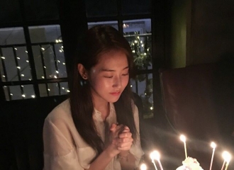 [新闻]160519 嘉允更新昨日生日派对照 被祝福的幸福女神