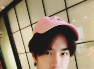 [新闻]160612 一博也戴粉帽子 集体粉起来