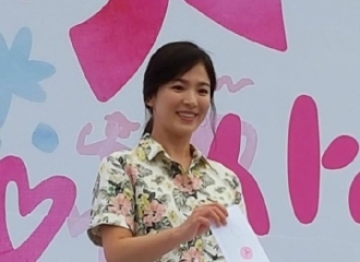 [新闻]160612 宋慧乔出席爱心马拉松活动  人美心善笑容甜