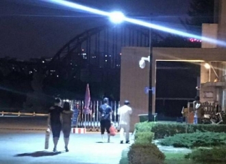 [新闻]160903 陈晓陪父亲逛街散步 背包提物孝心获点赞