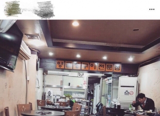[分享]161120 和宋仲基又约饭？烤肠店老板娘：周四的时候来过
